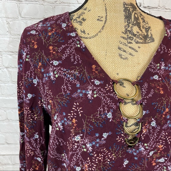 [Entro] Floral Bell Sleeve Top with Metal Rings - Picture 2 of 13